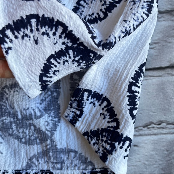 JM Collection XS Blouse Top Blue & White Sleeve Cut Outs NEW
New without tags - Picture 9 of 11